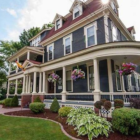 Carriage House Inn Fredericton Exteriör bild