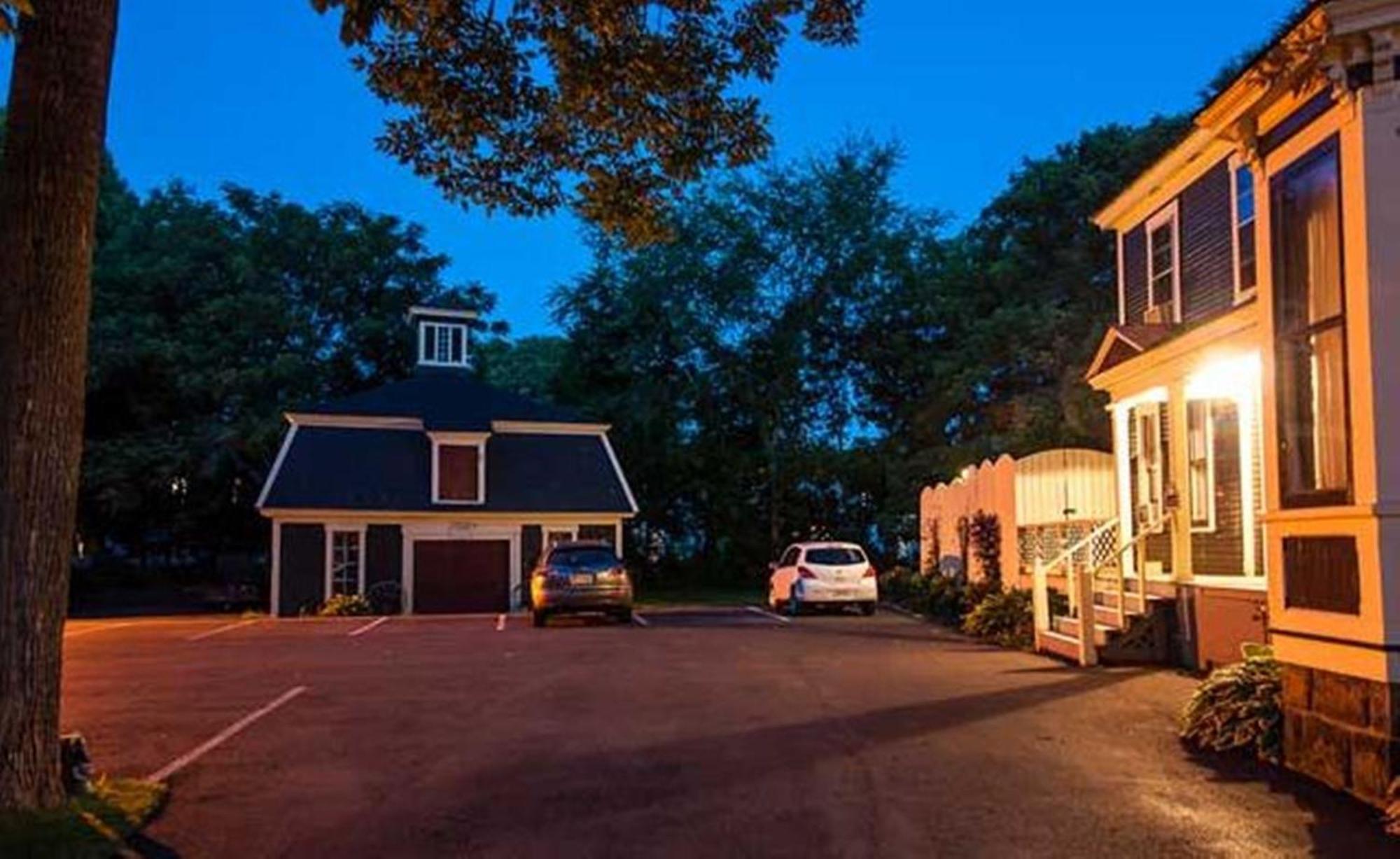 Carriage House Inn Fredericton Exteriör bild