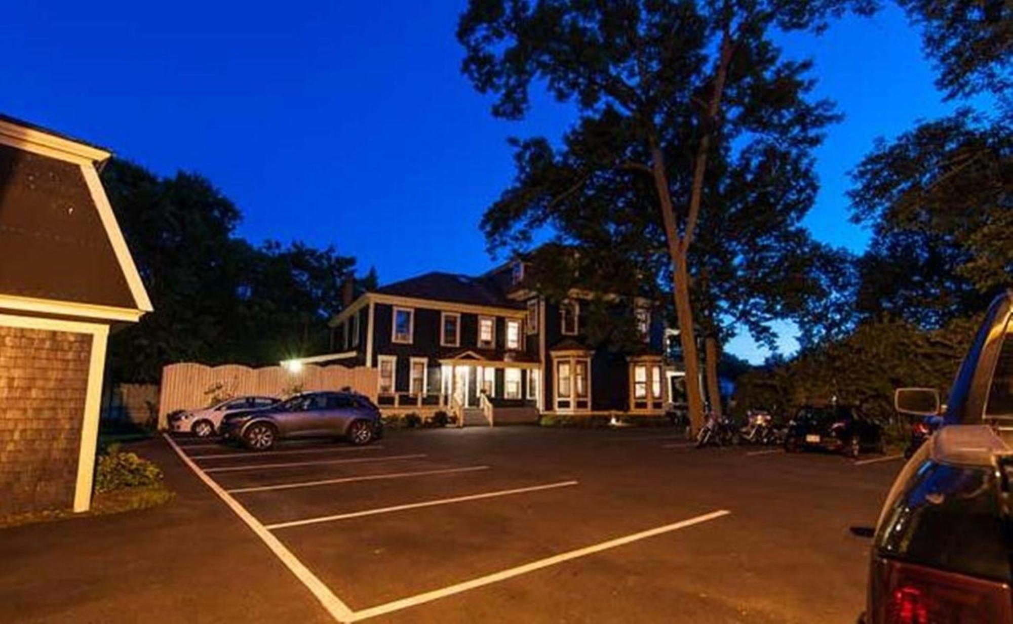 Carriage House Inn Fredericton Exteriör bild