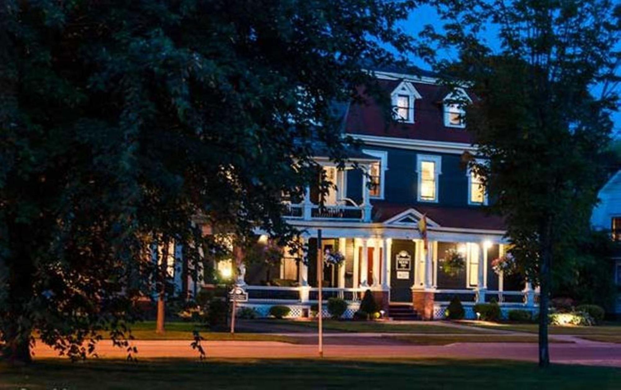 Carriage House Inn Fredericton Exteriör bild
