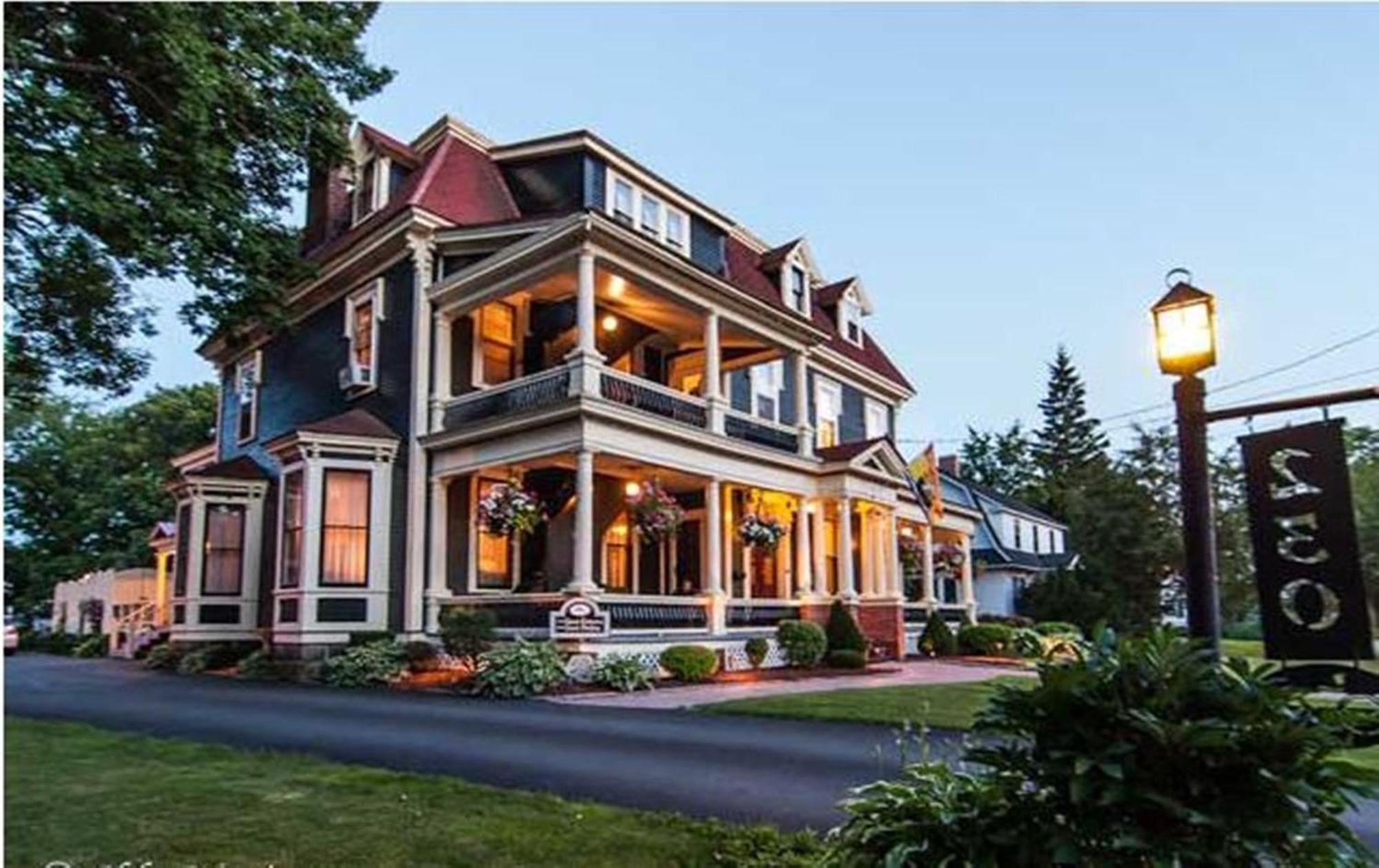 Carriage House Inn Fredericton Exteriör bild