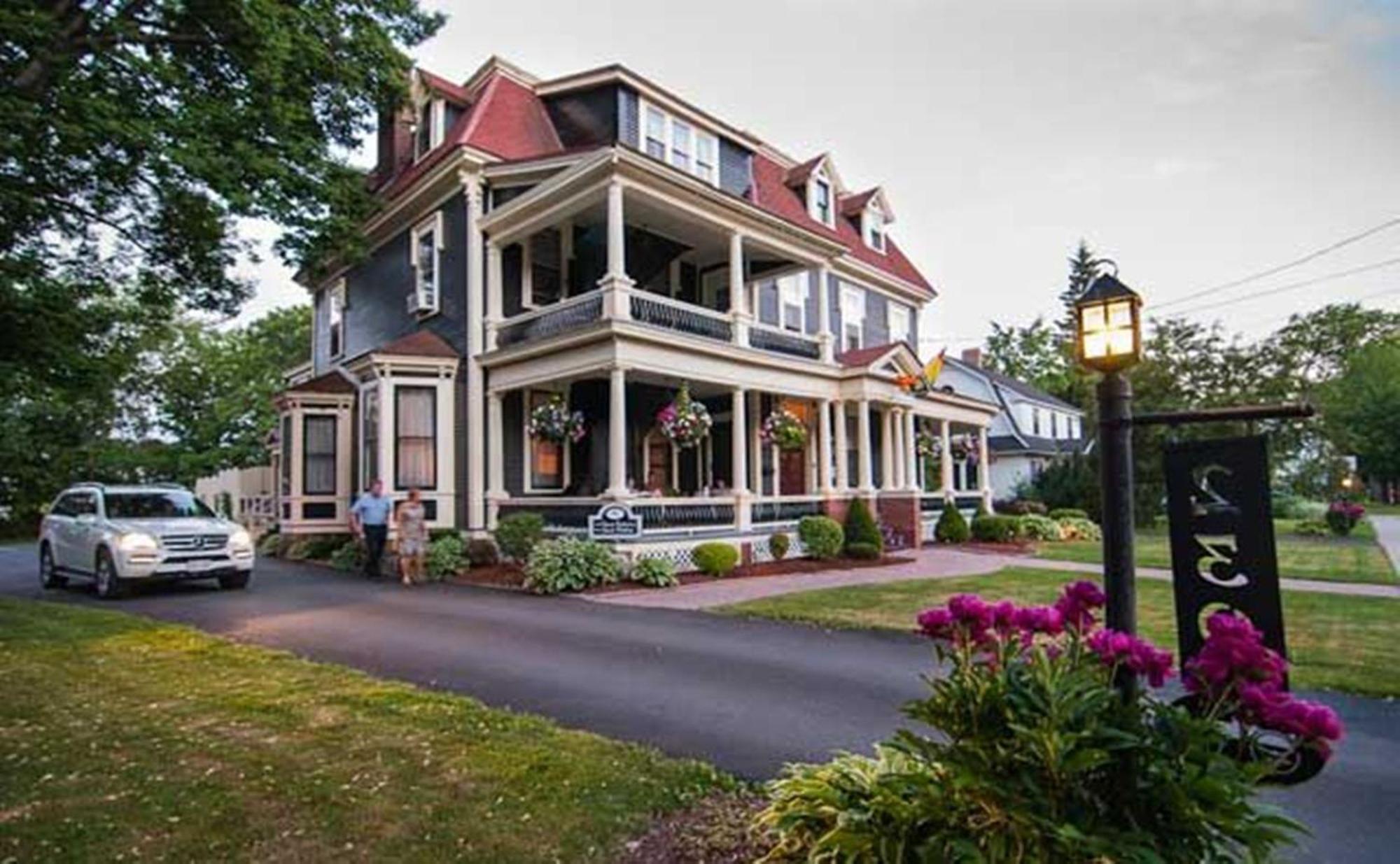 Carriage House Inn Fredericton Exteriör bild